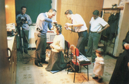 Avant l’extase du 6 octobre 1984, le professeur Joyeux, aidé de monsieur Dubois-Chabert, installe les 8 électrodes pour l’électro-encéphalogramme de Maria.