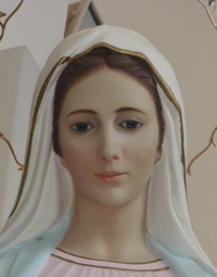 Statue de Marie, Reine de la Paix, dans l’Église de Tihaljina près de Medjugorje.