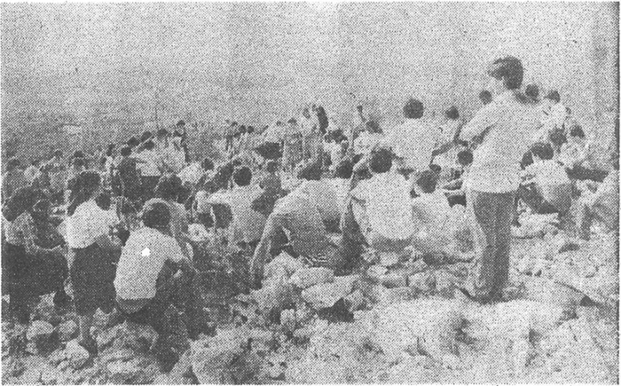 Sur la Colline des apparitions, au début du mois de juillet 1981, des pèlerins prient et chantent des louanges.