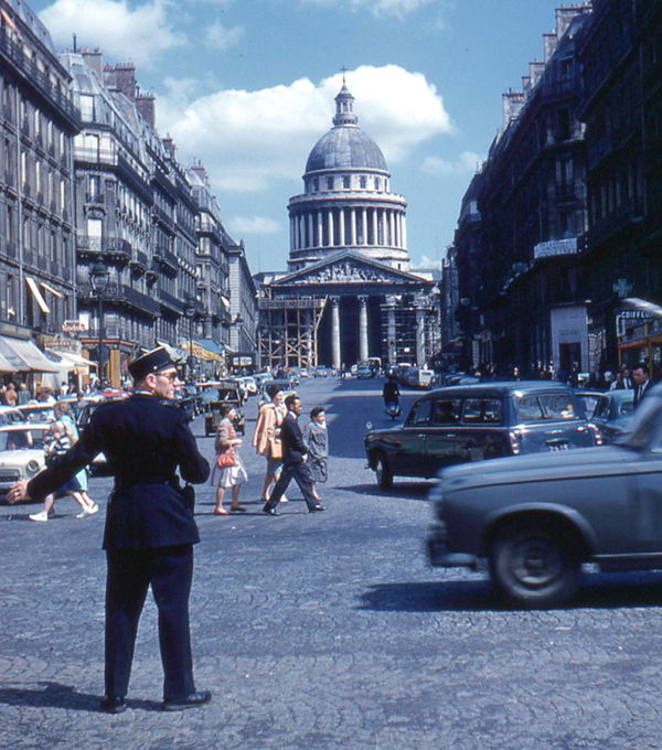 Agent de police face au Panthéon à Paris, 1960.