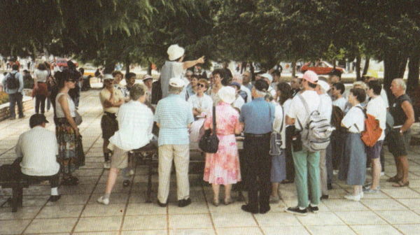 Avec le groupe sur le parvis de l’église.